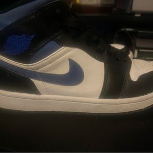 Jordan 1 Mid
White Black Racer Blue